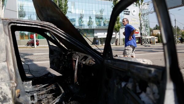 Автомобиль, сгоревший после артобстрела украинской армией центра Донецка. Архивное фото Автомобиль, сгоревший после артобстрела украинской армией центра Донецка. Архивное фото