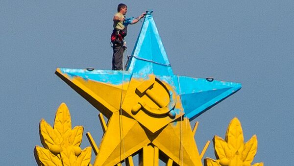 Рабочий закрашивает звезду на шпиле высотного здания на Котельнической набережной в Москве. Архивное фото Рабочий закрашивает звезду на шпиле высотного здания на Котельнической набережной в Москве. Архивное фото