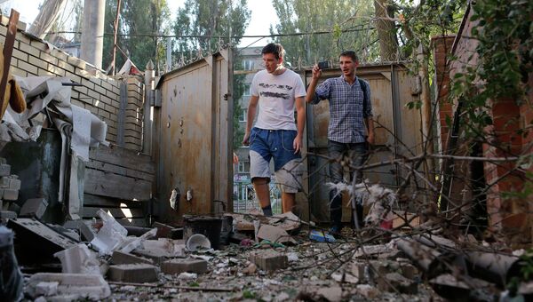 Жители Донецка во дворе жилого дома после обстрела Жители Донецка во дворе жилого дома после обстрела
