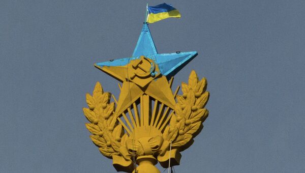 Неизвестные выкрасили звезду на шпиле высотки на Котельнической набережной в голубой цвет Неизвестные выкрасили звезду на шпиле высотки на Котельнической набережной в голубой цвет
