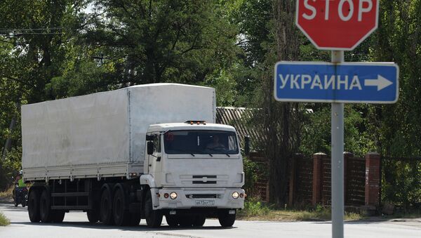 Автомобиль КамАЗ с гуманитарной помощью для жителей юго-востока Украины на КПП Донецк Автомобиль КамАЗ с гуманитарной помощью для жителей юго-востока Украины на КПП Донецк