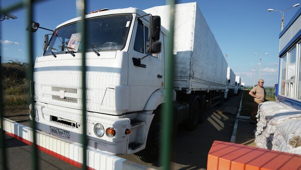 Конвой с гуманитарной помощью для жителей юго-востока Украины на КПП Донецк. Архивное фото Конвой с гуманитарной помощью для жителей юго-востока Украины на КПП Донецк. Архивное фото