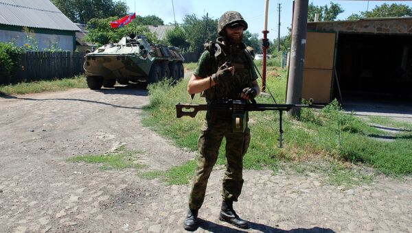 Ополченец ДНР в городе Иловайске Донецкой области. Архивное фото Ополченец ДНР в городе Иловайске Донецкой области. Архивное фото