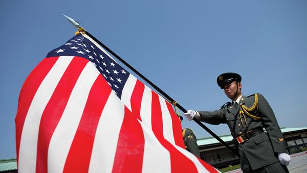 Японский солдат держит флаг США. Архивное фото Японский солдат держит флаг США. Архивное фото