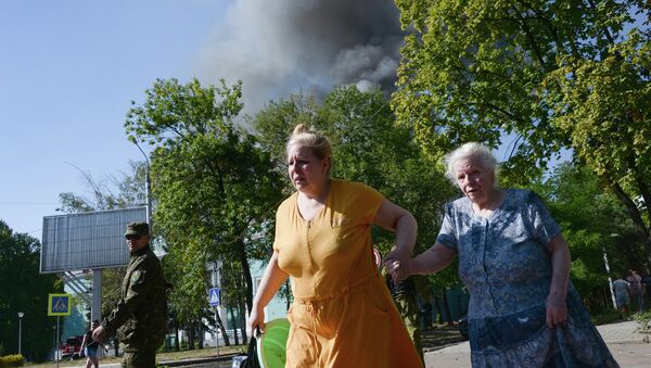 Жители Донецка во время обстрела города. 28 августа 2014 года Жители Донецка во время обстрела города. 28 августа 2014 года