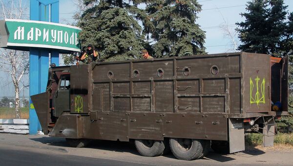 Бронированный автомобиль на въезде в город Мариуполь. Архивное фото Бронированный автомобиль на въезде в город Мариуполь. Архивное фото