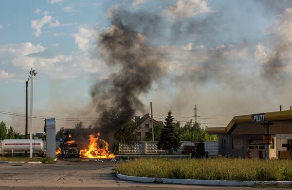 Пожар на АЗС в Шахтерске в результате попадания мины Пожар на АЗС в Шахтерске в результате попадания мины