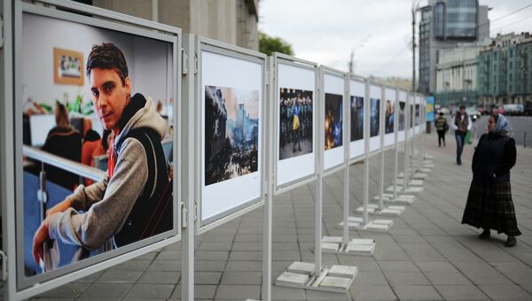 Работы погибшего на Украине фотокорреспондента Андрея Стенина у здания МИА Россия сегодня Работы погибшего на Украине фотокорреспондента Андрея Стенина у здания МИА Россия сегодня