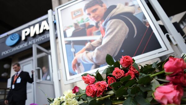 Цветы в память о погибшем на Украине фотокорреспонденте Андрее Стенине у здания агентства МИА Россия сегодня. Архивное фото Цветы в память о погибшем на Украине фотокорреспонденте Андрее Стенине у здания агентства МИА Россия сегодня. Архивное фото