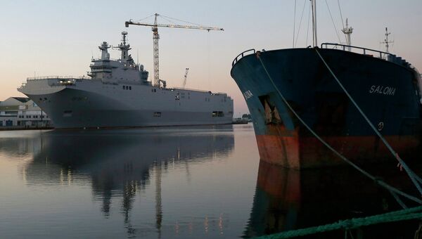 Вертолетоносец Владивосток класса Мистраль в порту города Сен-Назер, Франция Вертолетоносец Владивосток класса Мистраль в порту города Сен-Назер, Франция