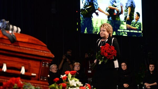 Председатель Совета Федерации Валентина Матвиенко на церемонии прощания с фотокорреспондентом МИА Россия сегодня Андреем Стениным Председатель Совета Федерации Валентина Матвиенко на церемонии прощания с фотокорреспондентом МИА Россия сегодня Андреем Стениным