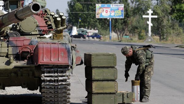Украинский танк на одном из КПП возле города Мариуполь Украинский танк на одном из КПП возле города Мариуполь
