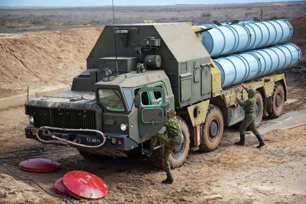 Разворачивание зенитно-ракетной системы С-300 Разворачивание зенитно-ракетной системы С-300