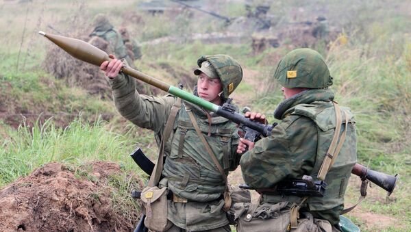 Бойцы готовят к выстрелу ручной гранатомет РПГ Бойцы готовят к выстрелу ручной гранатомет РПГ