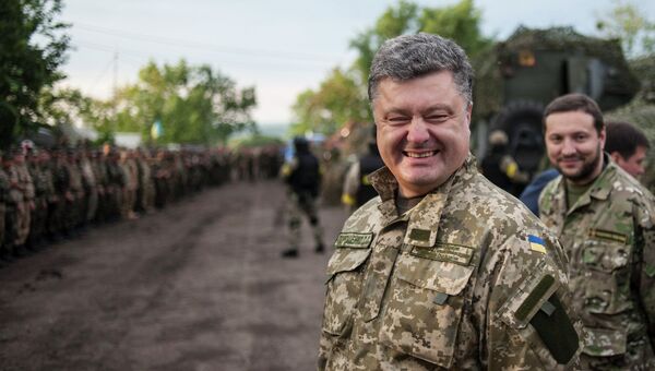 Петр Порошенко во время посещения военной базы в Харьковской области Петр Порошенко во время посещения военной базы в Харьковской области