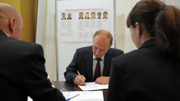 Президент России Владимир Путин во время досрочного голосования на выборах. Архивное фото Президент России Владимир Путин во время досрочного голосования на выборах. Архивное фото