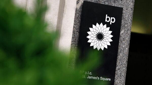 Вывеска у штаб-квартиры BP в Лондоне. Архивное фото Вывеска у штаб-квартиры BP в Лондоне. Архивное фото
