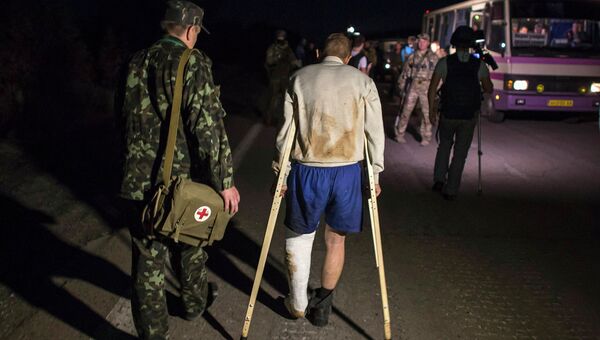 Украинский военный во время обмена пленными Украинский военный во время обмена пленными