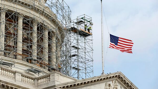 Американский флаг на здании Капитолия. Вашингтон, США. Архивное фото Американский флаг на здании Капитолия. Вашингтон, США. Архивное фото
