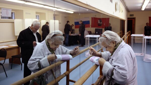 Жительница Москвы голосует на выборах в Московскую Городскую Думу Жительница Москвы голосует на выборах в Московскую Городскую Думу