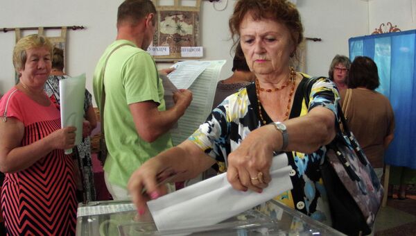 Жительница Севастополя на одном из избирательных участков города во время выборов в Законодательное собрание Севастополя и муниципальные образования города. Архивное фото Жительница Севастополя на одном из избирательных участков города во время выборов в Законодательное собрание Севастополя и муниципальные образования города. Архивное фото