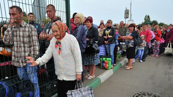 Украинские беженцы стоят в очереди на границе для возвращения в свои дома. 17 сентября 2014 года Украинские беженцы стоят в очереди на границе для возвращения в свои дома. 17 сентября 2014 года