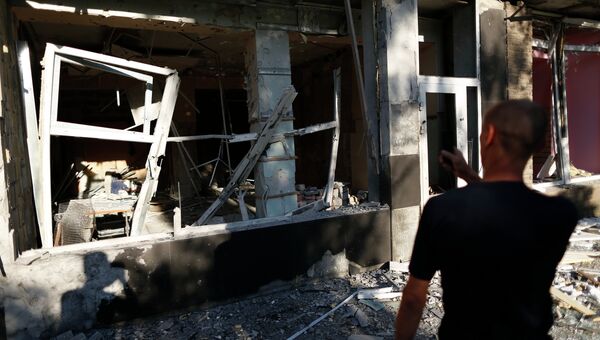Мужчина у разрушенного дома после артобстрела в Макеевке под Донецком. Архивное фото. Мужчина у разрушенного дома после артобстрела в Макеевке под Донецком. Архивное фото.