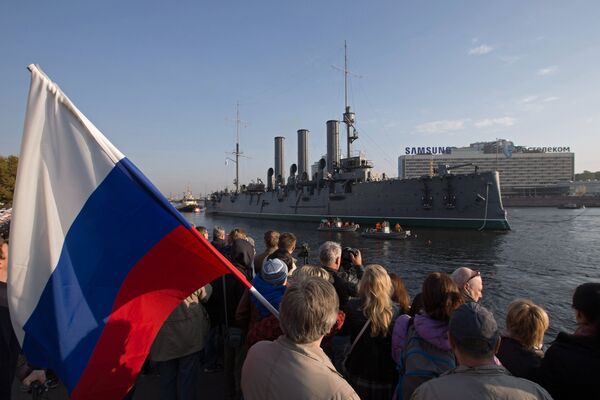 Буксировка крейсера Авроры на ремонт Буксировка крейсера Авроры на ремонт