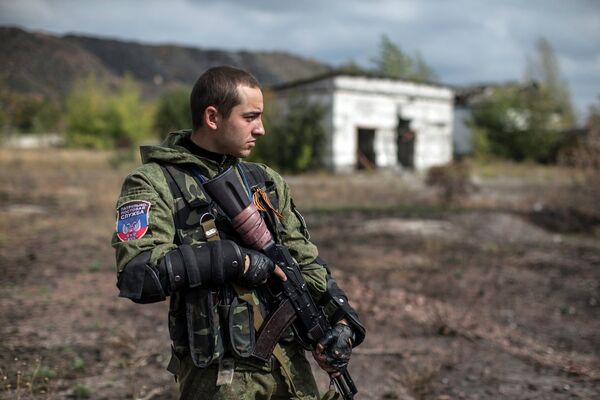 Боец народного ополчения возле места массового захоронения в поселке Нижняя Крынка Боец народного ополчения возле места массового захоронения в поселке Нижняя Крынка
