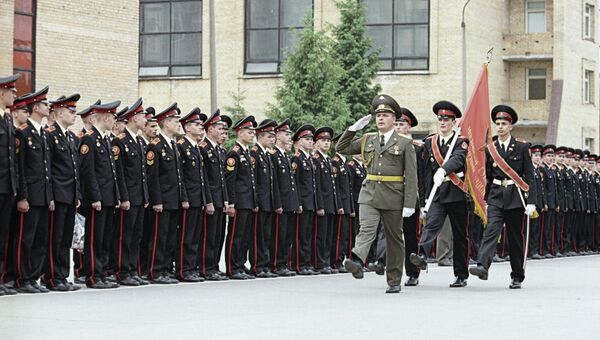 Вынос знамени Московского суворовского военного училища перед строем суворовцев-кадетов во время торжественной церемонии 54-го выпуска учащихся СВУ Вынос знамени Московского суворовского военного училища перед строем суворовцев-кадетов во время торжественной церемонии 54-го выпуска учащихся СВУ