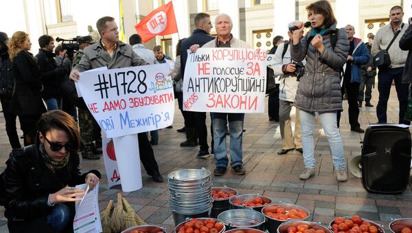 Жители Киева на антикоррупционном митинге у здания Верховной Рады. Архивное фото Жители Киева на антикоррупционном митинге у здания Верховной Рады. Архивное фото
