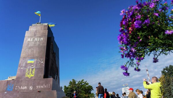 Жители Харькова у разрушенного памятника Ленину. Архивное фото Жители Харькова у разрушенного памятника Ленину. Архивное фото