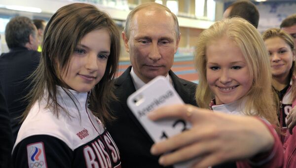 9 октября 2014. Президент России Владимир Путин фотографируется с победителями II Летних юношеских Олимпийских игр 2014 года в Нанкине 9 октября 2014. Президент России Владимир Путин фотографируется с победителями II Летних юношеских Олимпийских игр 2014 года в Нанкине