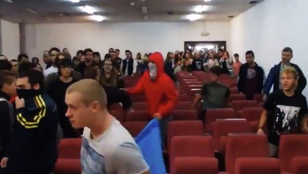 Испанские студенты отбили атаку украинских националистов Испанские студенты отбили атаку украинских националистов