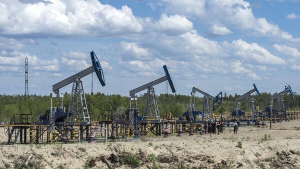 Нефтяные станки-качалки. Архивное фото Нефтяные станки-качалки. Архивное фото