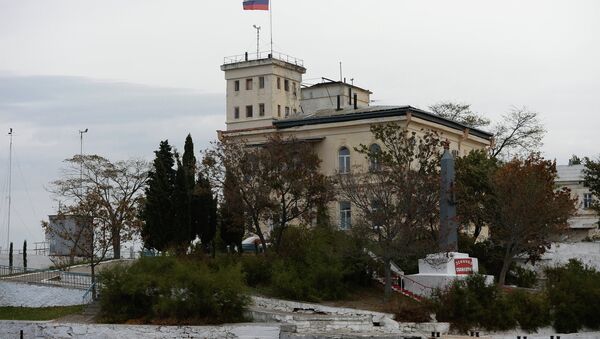 Одна из воинских частей в Севастопольской бухте и обелиск в честь эсминца Свободный на ее территории Одна из воинских частей в Севастопольской бухте и обелиск в честь эсминца Свободный на ее территории