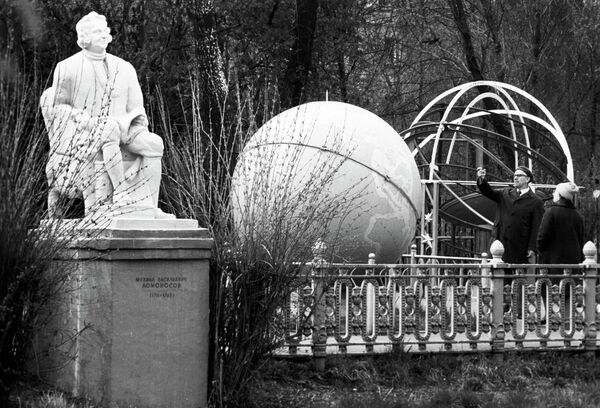 Памятник М.В. Ломоносову и глобус на Астрономической площадке Московского планетария Памятник М.В. Ломоносову и глобус на Астрономической площадке Московского планетария