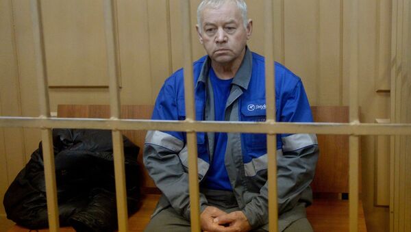 Водитель снегоуборочной машины Владимир Мартыненко. Архивное фото Водитель снегоуборочной машины Владимир Мартыненко. Архивное фото