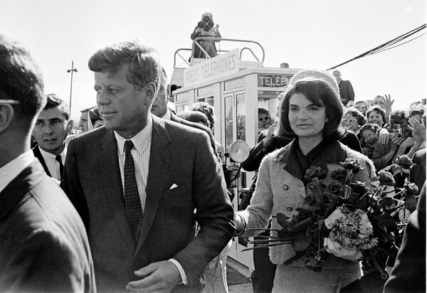 Президент Джон Ф. Кеннеди и его жена Жаклин Кеннеди в аэропорту Далласа Президент Джон Ф. Кеннеди и его жена Жаклин Кеннеди в аэропорту Далласа