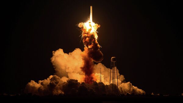 Момент взлета ракеты-носителя Antares с космическим грузовиком Cygnus Момент взлета ракеты-носителя Antares с космическим грузовиком Cygnus
