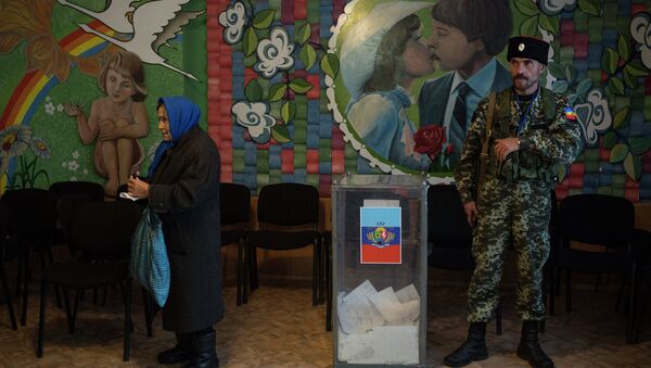 Жители Луганской области голосуют на досрочных выборах в парламент Украины в поселке Володарск Жители Луганской области голосуют на досрочных выборах в парламент Украины в поселке Володарск