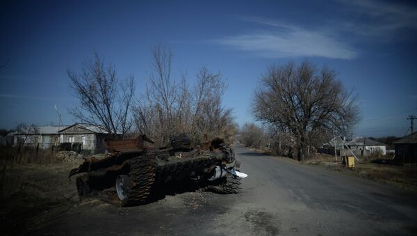 Сгоревший украинский танк в поселке Новосветловка в Луганской области Сгоревший украинский танк в поселке Новосветловка в Луганской области