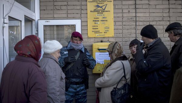 Местные жители в очереди на получение пенсий и компенсаций в городе Луганске Местные жители в очереди на получение пенсий и компенсаций в городе Луганске