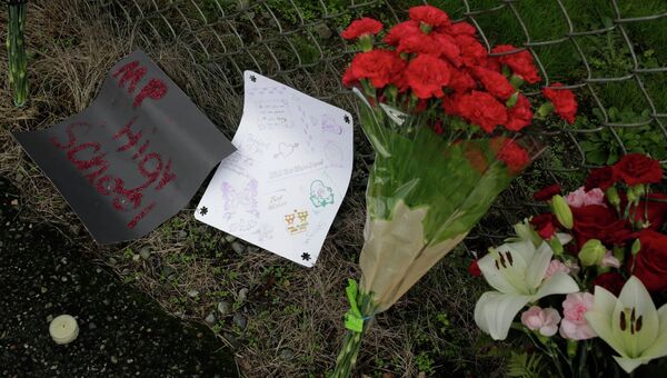 Цветы в память погибшим в школе Marysville-Pilchuck Цветы в память погибшим в школе Marysville-Pilchuck