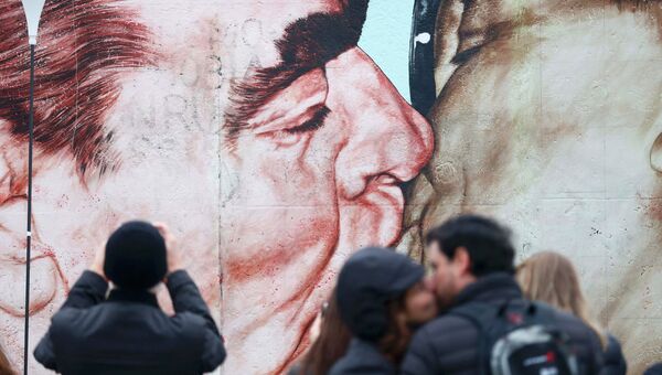 Фрагмент Берлинской стены с нарисованными на нем Леонидом Брежневым и Эрихом Хонекером Фрагмент Берлинской стены с нарисованными на нем Леонидом Брежневым и Эрихом Хонекером