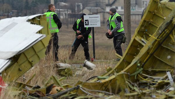 Голландские эксперты работают на месте крушения MH17, архивное фото Голландские эксперты работают на месте крушения MH17, архивное фото
