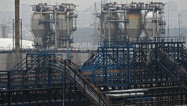 Нефтеперерабатывающее предприятие ОАО Газпромнефть – Московский НПЗ в Москве. Архивное фото Нефтеперерабатывающее предприятие ОАО Газпромнефть – Московский НПЗ в Москве. Архивное фото