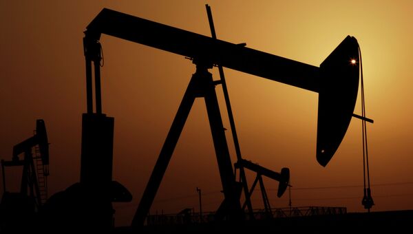 Нефтяные насосы в пустыне Бахрейна. Архивное фото Нефтяные насосы в пустыне Бахрейна. Архивное фото