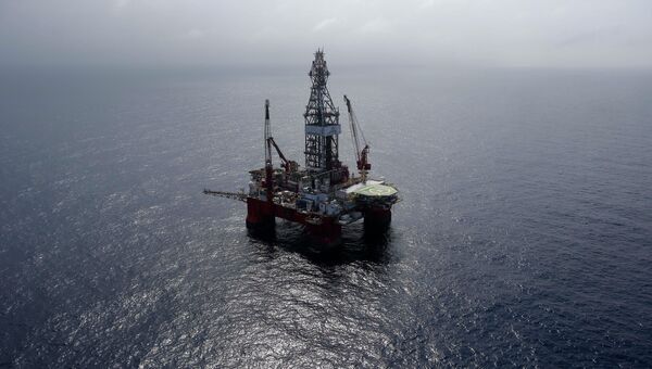 Нефтедобывающая платформа в Мексиканском заливе. Архивное фото Нефтедобывающая платформа в Мексиканском заливе. Архивное фото