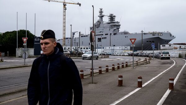 Десантный вертолетоносный корабль-док Севастополь типа Мистраль на судостроительном заводе фирмы STX Europe в городе Сен-Назер Десантный вертолетоносный корабль-док Севастополь типа Мистраль на судостроительном заводе фирмы STX Europe в городе Сен-Назер
